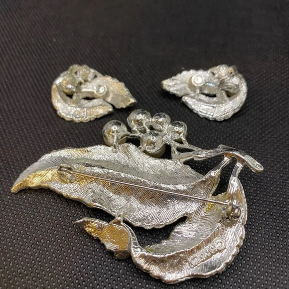 Sterling silver and faux pearl brooch and earring set - Picture 4 of 4